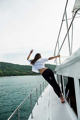 포토 JPG 주간 전신 서양인 외국인 백인 해외기획촬영 우먼라이프 라이프스타일 여자 여유 바다 난간 모션 휴가 2014년태국 한명 서기 사람 손짓 20대 성인 야외 뒷모습 여름휴가 바캉스 청춘 잡기 보트 추억 청년만 청년여자만 청년여자한명만 성인여자한명만 국내포토 자연요소 1 감정 뷰포인트 컨셉 배_교통 인종 청년 생활 여자만 여자한명만 성인여자만 성인만 파일형식 여름_계절