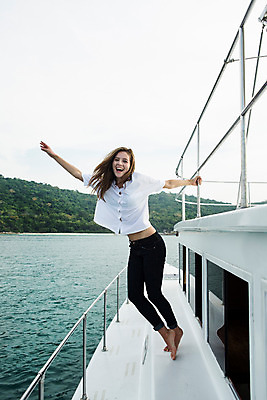 포토 JPG 주간 전신 서양인 외국인 백인 해외기획촬영 우먼라이프 라이프스타일 여자 여유 바다 모션 놀이 하늘 휴가 2014년태국 한명 서기 미소 사람 손짓 20대 성인 야외 앞모습 여름휴가 바캉스 청춘 잡기 보트 추억 청년만 청년여자만 청년여자한명만 성인여자한명만 국내포토 자연요소 1 감정 뷰포인트 컨셉 배_교통 표정 인종 청년 생활 여자만 여자한명만 성인여자만 성인만 파일형식 여름_계절