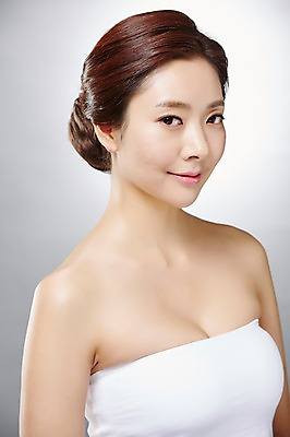 포토 JPG 스튜디오촬영 우먼라이프 라이프스타일 여자 얼굴 모션 실내 한명 서기 미소 사람 동양인 상반신 20대 성인 앞모습 신체부위 뷰티 한국인 순수 청순 의료성형뷰티 청년만 청년여자만 청년여자한명만 성인여자한명만 국내포토 1 뷰포인트 컨셉 표정 인종 청년 내부 생활 여자만 여자한명만 성인여자만 성인만 파일형식