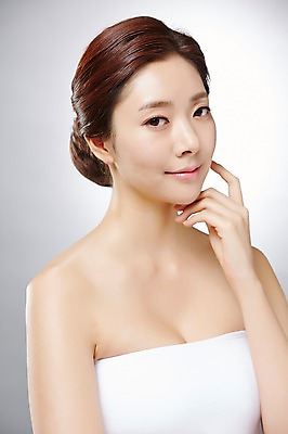 포토 JPG 스튜디오촬영 우먼라이프 라이프스타일 여자 얼굴 모션 실내 한명 서기 미소 사람 동양인 손짓 상반신 20대 성인 앞모습 신체부위 뷰티 한국인 순수 청순 의료성형뷰티 청년만 청년여자만 청년여자한명만 성인여자한명만 국내포토 1 뷰포인트 컨셉 표정 인종 청년 내부 생활 여자만 여자한명만 성인여자만 성인만 파일형식