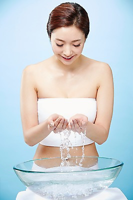 포토 JPG 스튜디오촬영 우먼라이프 라이프스타일 여자 모션 실내 한명 서기 미소 사람 동양인 손짓 상반신 20대 성인 앞모습 물 뷰티 한국인 세수 씻기 의료성형뷰티 청년만 청년여자만 청년여자한명만 성인여자한명만 국내포토 자연요소 1 뷰포인트 표정 인종 청년 내부 생활 청결 여자만 여자한명만 성인여자만 성인만 파일형식