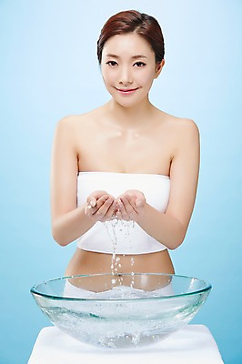 포토 JPG 스튜디오촬영 우먼라이프 라이프스타일 여자 모션 실내 한명 서기 미소 사람 동양인 손짓 상반신 20대 성인 앞모습 물 뷰티 한국인 세수 씻기 의료성형뷰티 청년만 청년여자만 청년여자한명만 성인여자한명만 국내포토 자연요소 1 뷰포인트 표정 인종 청년 내부 생활 청결 여자만 여자한명만 성인여자만 성인만 파일형식