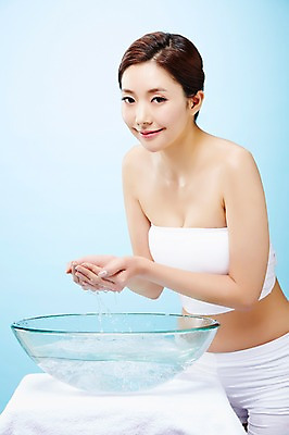 포토 JPG 스튜디오촬영 우먼라이프 라이프스타일 여자 모션 실내 한명 서기 미소 사람 동양인 손짓 상반신 20대 성인 옆모습 물 뷰티 한국인 세수 씻기 의료성형뷰티 청년만 청년여자만 청년여자한명만 성인여자한명만 국내포토 자연요소 1 뷰포인트 표정 인종 청년 내부 생활 청결 여자만 여자한명만 성인여자만 성인만 파일형식