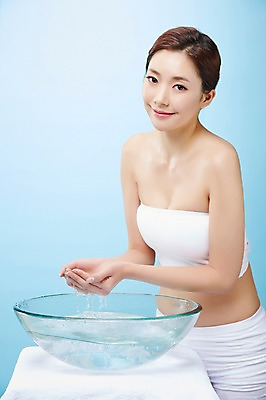 포토 JPG 스튜디오촬영 우먼라이프 라이프스타일 여자 모션 실내 한명 서기 미소 사람 동양인 손짓 상반신 20대 성인 옆모습 물 뷰티 한국인 세수 씻기 의료성형뷰티 청년만 청년여자만 청년여자한명만 성인여자한명만 국내포토 자연요소 1 뷰포인트 표정 인종 청년 내부 생활 청결 여자만 여자한명만 성인여자만 성인만 파일형식