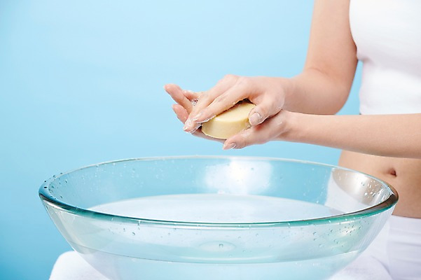 포토 JPG 스튜디오촬영 우먼라이프 라이프스타일 손 여자 모션 실내 한명 서기 들기 사람 동양인 손짓 상반신 20대 성인 신체부위 물 뷰티 한국인 세수 씻기 비누 대야 의료성형뷰티 청년만 성인한명만 성인만 국내포토 자연요소 1 인종 청년 내부 생활 위생용품 청결 파일형식