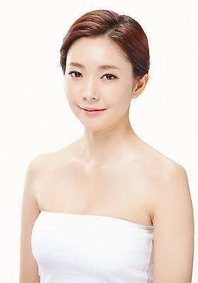 포토 JPG 스튜디오촬영 우먼라이프 라이프스타일 여자 모션 실내 한명 서기 미소 사람 동양인 상반신 20대 성인 앞모습 뷰티 한국인 순수 청순 의료성형뷰티 청년만 청년여자만 청년여자한명만 성인여자한명만 국내포토 1 뷰포인트 컨셉 표정 인종 청년 내부 생활 여자만 여자한명만 성인여자만 성인만 파일형식