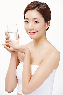 포토 JPG 스튜디오촬영 우먼라이프 라이프스타일 여자 모션 잔 실내 한명 서기 미소 들기 사람 동양인 손짓 상반신 20대 성인 물 뷰티 한국인 물컵 의료성형뷰티 청년만 청년여자만 청년여자한명만 성인여자한명만 국내포토 자연요소 1 식기 표정 인종 청년 내부 생활 컵 여자만 여자한명만 성인여자만 성인만 파일형식