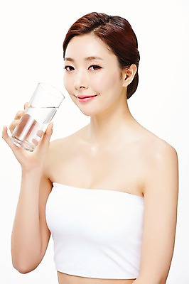 포토 JPG 스튜디오촬영 우먼라이프 라이프스타일 여자 모션 실내 한명 서기 미소 들기 사람 동양인 손짓 상반신 20대 성인 앞모습 물 뷰티 한국인 물컵 의료성형뷰티 청년만 청년여자만 청년여자한명만 성인여자한명만 국내포토 자연요소 1 뷰포인트 표정 인종 청년 내부 생활 컵 여자만 여자한명만 성인여자만 성인만 파일형식