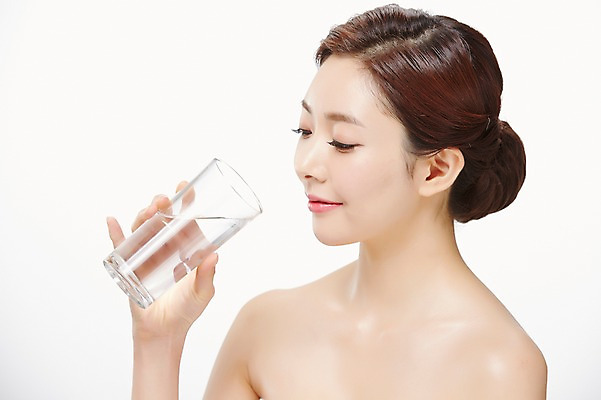 포토 JPG 스튜디오촬영 우먼라이프 라이프스타일 응시 여자 모션 실내 한명 서기 미소 들기 사람 동양인 상반신 20대 성인 옆모습 물 뷰티 한국인 물컵 의료성형뷰티 청년만 청년여자만 청년여자한명만 성인여자한명만 국내포토 자연요소 1 시선 뷰포인트 표정 인종 청년 내부 생활 컵 여자만 여자한명만 성인여자만 성인만 파일형식