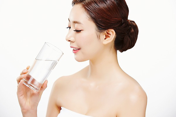 포토 JPG 스튜디오촬영 우먼라이프 라이프스타일 응시 여자 모션 실내 한명 서기 미소 들기 사람 동양인 상반신 20대 성인 옆모습 물 뷰티 한국인 물컵 의료성형뷰티 청년만 청년여자만 청년여자한명만 성인여자한명만 국내포토 자연요소 1 시선 뷰포인트 표정 인종 청년 내부 생활 컵 여자만 여자한명만 성인여자만 성인만 파일형식