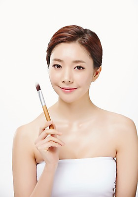 포토 JPG 스튜디오촬영 우먼라이프 라이프스타일 여자 모션 실내 한명 서기 미소 들기 사람 동양인 상반신 20대 성인 앞모습 화장 뷰티 화장품 한국인 붓 의료성형뷰티 청년만 청년여자만 청년여자한명만 성인여자한명만 국내포토 1 뷰포인트 표정 인종 청년 내부 생활 여자만 여자한명만 성인여자만 성인만 파일형식