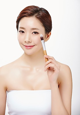 포토 JPG 스튜디오촬영 우먼라이프 라이프스타일 여자 모션 실내 한명 서기 미소 들기 사람 동양인 상반신 20대 성인 앞모습 화장 뷰티 화장품 한국인 붓 의료성형뷰티 청년만 청년여자만 청년여자한명만 성인여자한명만 국내포토 1 뷰포인트 표정 인종 청년 내부 생활 여자만 여자한명만 성인여자만 성인만 파일형식