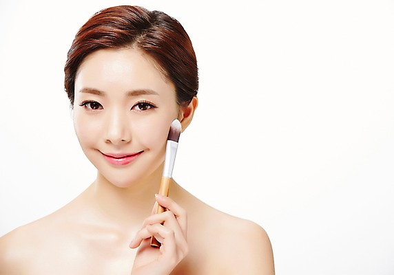 포토 JPG 스튜디오촬영 우먼라이프 라이프스타일 여자 모션 실내 한명 서기 미소 들기 사람 동양인 상반신 20대 성인 앞모습 화장 뷰티 화장품 한국인 붓 의료성형뷰티 청년만 청년여자만 청년여자한명만 성인여자한명만 국내포토 1 뷰포인트 표정 인종 청년 내부 생활 여자만 여자한명만 성인여자만 성인만 파일형식