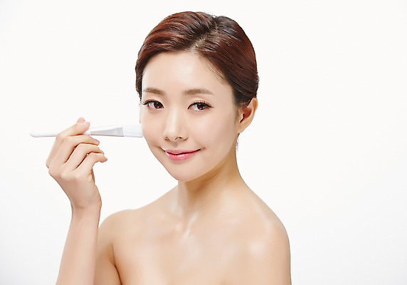 포토 JPG 스튜디오촬영 우먼라이프 라이프스타일 응시 여자 모션 실내 한명 서기 미소 들기 사람 동양인 상반신 20대 성인 앞모습 화장 뷰티 화장품 한국인 붓 의료성형뷰티 청년만 청년여자만 청년여자한명만 성인여자한명만 국내포토 1 시선 뷰포인트 표정 인종 청년 내부 생활 여자만 여자한명만 성인여자만 성인만 파일형식