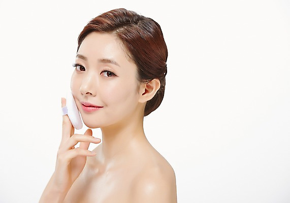 포토 JPG 스튜디오촬영 우먼라이프 라이프스타일 여자 모션 실내 한명 서기 미소 들기 사람 동양인 상반신 20대 성인 옆모습 화장 뷰티 화장품 한국인 퍼프 파우더 의료성형뷰티 청년만 청년여자만 청년여자한명만 성인여자한명만 국내포토 1 뷰포인트 표정 인종 청년 내부 생활 여자만 여자한명만 성인여자만 성인만 파일형식