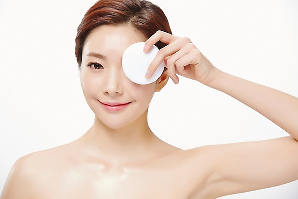 포토 JPG 스튜디오촬영 우먼라이프 라이프스타일 여자 모션 실내 한명 서기 미소 들기 사람 동양인 상반신 20대 성인 앞모습 화장 뷰티 한국인 퍼프 파우더 의료성형뷰티 청년만 청년여자만 청년여자한명만 성인여자한명만 국내포토 1 뷰포인트 표정 인종 청년 내부 생활 여자만 여자한명만 성인여자만 성인만 파일형식