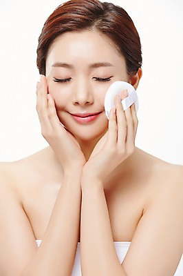 포토 JPG 스튜디오촬영 우먼라이프 라이프스타일 여자 모션 실내 한명 서기 미소 사람 동양인 손짓 상반신 20대 성인 앞모습 화장 뷰티 눈감음 화장품 한국인 퍼프 파우더 의료성형뷰티 청년만 청년여자만 청년여자한명만 성인여자한명만 국내포토 1 뷰포인트 표정 인종 청년 내부 생활 여자만 여자한명만 성인여자만 성인만 파일형식