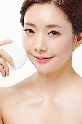 포토 JPG 스튜디오촬영 우먼라이프 라이프스타일 여자 모션 실내 한명 서기 미소 들기 사람 동양인 상반신 20대 성인 앞모습 화장 뷰티 화장품 한국인 퍼프 파우더 의료성형뷰티 청년만 청년여자만 청년여자한명만 성인여자한명만 국내포토 1 뷰포인트 표정 인종 청년 내부 생활 여자만 여자한명만 성인여자만 성인만 파일형식