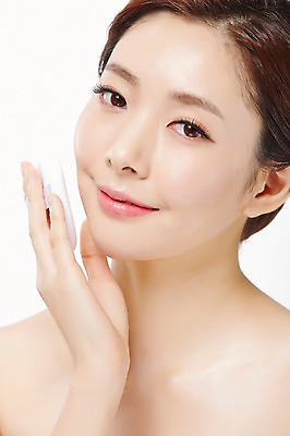 포토 JPG 스튜디오촬영 우먼라이프 라이프스타일 여자 모션 실내 한명 서기 미소 들기 사람 동양인 손짓 상반신 20대 성인 앞모습 화장 뷰티 화장품 한국인 퍼프 파우더 의료성형뷰티 청년만 청년여자만 청년여자한명만 성인여자한명만 국내포토 1 뷰포인트 표정 인종 청년 내부 생활 여자만 여자한명만 성인여자만 성인만 파일형식