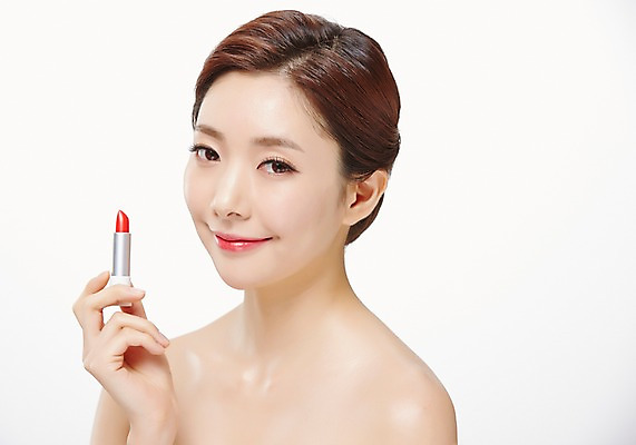 포토 JPG 스튜디오촬영 우먼라이프 라이프스타일 여자 모션 실내 한명 서기 미소 들기 사람 동양인 상반신 20대 성인 옆모습 화장 뷰티 화장품 한국인 립스틱 의료성형뷰티 청년만 청년여자만 청년여자한명만 성인여자한명만 국내포토 1 뷰포인트 표정 인종 청년 내부 생활 여자만 여자한명만 성인여자만 성인만 파일형식