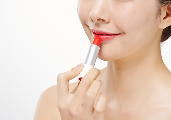 포토 JPG 스튜디오촬영 우먼라이프 라이프스타일 여자 모션 실내 한명 서기 미소 들기 사람 동양인 근접촬영 상반신 20대 성인 앞모습 화장 뷰티 화장품 한국인 립스틱 의료성형뷰티 청년만 청년여자만 청년여자한명만 성인여자한명만 국내포토 1 뷰포인트 표정 인종 청년 내부 생활 여자만 여자한명만 성인여자만 성인만 파일형식