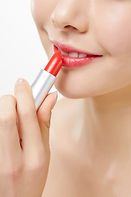 포토 JPG 스튜디오촬영 우먼라이프 라이프스타일 손 여자 모션 실내 한명 서기 미소 들기 사람 동양인 상반신 20대 성인 앞모습 신체부위 뷰티 화장품 한국인 립스틱 바르기 의료성형뷰티 청년만 성인한명만 성인만 국내포토 1 뷰포인트 표정 인종 청년 내부 생활 파일형식