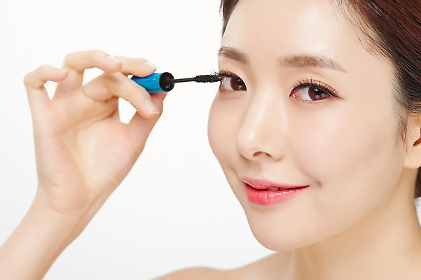 포토 JPG 스튜디오촬영 우먼라이프 라이프스타일 여자 모션 실내 한명 서기 미소 들기 사람 동양인 근접촬영 상반신 20대 성인 앞모습 화장 뷰티 화장품 한국인 마스카라 바르기 의료성형뷰티 청년만 청년여자만 청년여자한명만 성인여자한명만 국내포토 1 뷰포인트 표정 인종 청년 내부 생활 여자만 여자한명만 성인여자만 성인만 파일형식