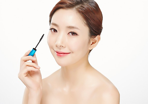 포토 JPG 스튜디오촬영 우먼라이프 라이프스타일 여자 모션 실내 한명 서기 미소 들기 사람 동양인 상반신 20대 성인 앞모습 화장 뷰티 화장품 한국인 마스카라 의료성형뷰티 청년만 청년여자만 청년여자한명만 성인여자한명만 국내포토 1 뷰포인트 표정 인종 청년 내부 생활 여자만 여자한명만 성인여자만 성인만 파일형식