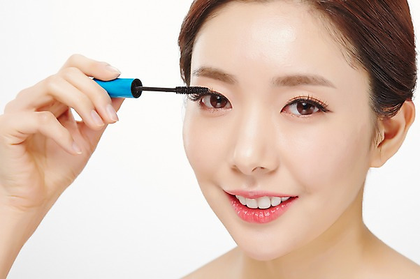 포토 JPG 스튜디오촬영 우먼라이프 라이프스타일 여자 모션 실내 한명 서기 미소 들기 사람 동양인 상반신 20대 성인 앞모습 화장 뷰티 화장품 한국인 마스카라 바르기 의료성형뷰티 청년만 청년여자만 청년여자한명만 성인여자한명만 국내포토 1 뷰포인트 표정 인종 청년 내부 생활 여자만 여자한명만 성인여자만 성인만 파일형식