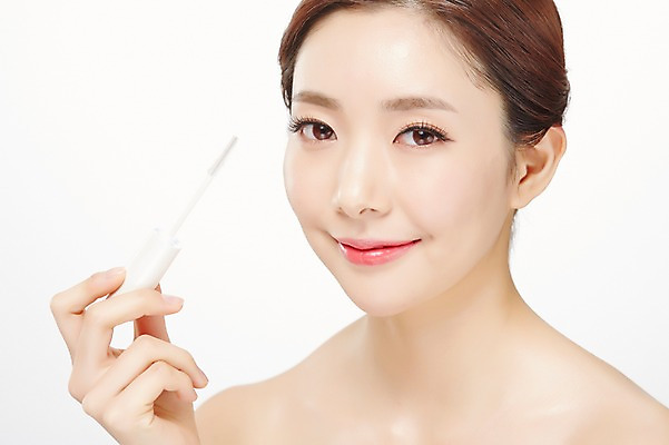 포토 JPG 스튜디오촬영 우먼라이프 라이프스타일 여자 모션 실내 한명 서기 미소 들기 사람 동양인 상반신 20대 성인 앞모습 화장 뷰티 화장품 한국인 마스카라 의료성형뷰티 청년만 청년여자만 청년여자한명만 성인여자한명만 국내포토 1 뷰포인트 표정 인종 청년 내부 생활 여자만 여자한명만 성인여자만 성인만 파일형식