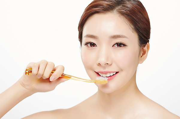 포토 JPG 스튜디오촬영 우먼라이프 라이프스타일 여자 모션 실내 한명 서기 미소 들기 사람 동양인 상반신 20대 성인 앞모습 뷰티 한국인 양치 칫솔 의료성형뷰티 청년만 청년여자만 청년여자한명만 성인여자한명만 국내포토 1 뷰포인트 표정 인종 청년 내부 생활 위생용품 청결 여자만 여자한명만 성인여자만 성인만 파일형식