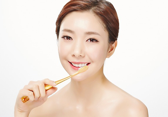 포토 JPG 스튜디오촬영 우먼라이프 라이프스타일 여자 모션 실내 한명 서기 미소 들기 사람 동양인 상반신 20대 성인 앞모습 뷰티 한국인 양치 칫솔 의료성형뷰티 청년만 청년여자만 청년여자한명만 성인여자한명만 국내포토 1 뷰포인트 표정 인종 청년 내부 생활 위생용품 청결 여자만 여자한명만 성인여자만 성인만 파일형식