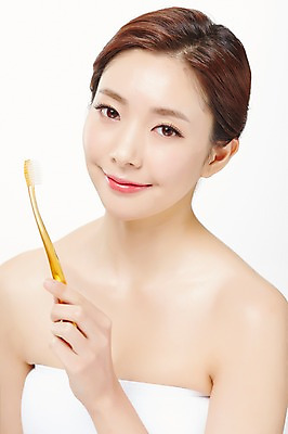 포토 JPG 스튜디오촬영 우먼라이프 라이프스타일 여자 모션 실내 한명 서기 미소 들기 사람 동양인 상반신 20대 성인 앞모습 뷰티 한국인 양치 칫솔 의료성형뷰티 청년만 청년여자만 청년여자한명만 성인여자한명만 국내포토 1 뷰포인트 표정 인종 청년 내부 생활 위생용품 청결 여자만 여자한명만 성인여자만 성인만 파일형식