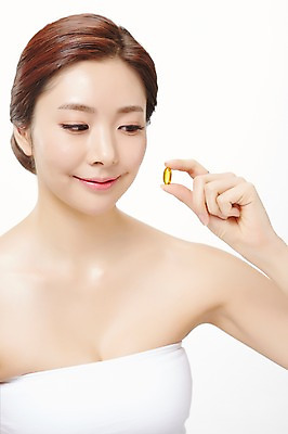 포토 JPG 스튜디오촬영 우먼라이프 라이프스타일 응시 여자 모션 실내 건강 한명 서기 미소 들기 사람 동양인 상반신 20대 성인 앞모습 뷰티 약 한국인 의료성형뷰티 청년만 청년여자만 청년여자한명만 성인여자한명만 국내포토 1 시선 뷰포인트 의학 표정 인종 청년 내부 생활 여자만 여자한명만 성인여자만 성인만 파일형식