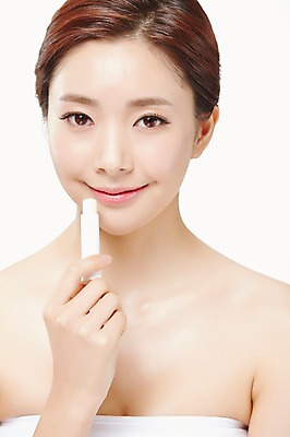 포토 JPG 스튜디오촬영 우먼라이프 라이프스타일 여자 모션 실내 한명 서기 미소 들기 사람 동양인 상반신 20대 성인 앞모습 화장 뷰티 화장품 한국인 립밤 의료성형뷰티 청년만 청년여자만 청년여자한명만 성인여자한명만 국내포토 1 뷰포인트 표정 인종 청년 내부 생활 여자만 여자한명만 성인여자만 성인만 파일형식