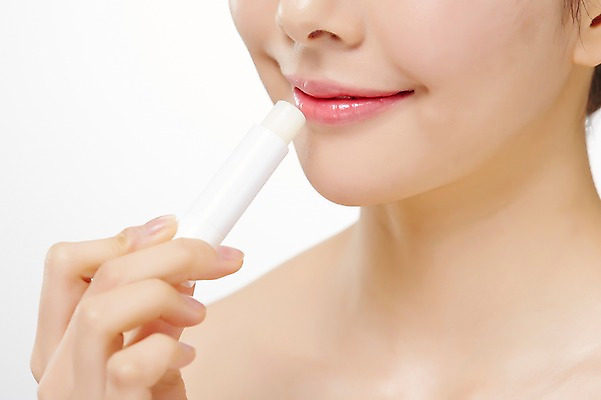 포토 JPG 스튜디오촬영 우먼라이프 라이프스타일 여자 모션 실내 한명 서기 미소 들기 사람 동양인 근접촬영 상반신 20대 성인 앞모습 화장 뷰티 화장품 한국인 바르기 립밤 의료성형뷰티 청년만 청년여자만 청년여자한명만 성인여자한명만 국내포토 1 뷰포인트 표정 인종 청년 내부 생활 여자만 여자한명만 성인여자만 성인만 파일형식