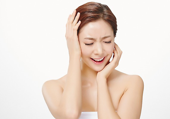 포토 JPG 스튜디오촬영 우먼라이프 라이프스타일 여자 모션 실내 표정 한명 서기 사람 동양인 손짓 상반신 20대 성인 앞모습 뷰티 한국인 찡그림 두통 의료성형뷰티 청년만 청년여자만 청년여자한명만 성인여자한명만 국내포토 1 뷰포인트 인종 청년 내부 생활 질병 여자만 여자한명만 성인여자만 성인만 파일형식