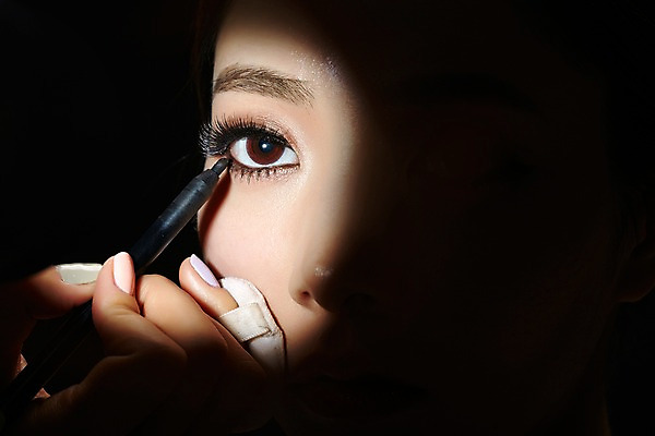 포토 JPG 스튜디오촬영 우먼라이프 라이프스타일 응시 여자 얼굴 모션 실내 한명 들기 사람 동양인 상반신 20대 성인 신체부위 화장 뷰티 화장품 한국인 퍼프 파우더 눈화장 아이라이너 안구 의료성형뷰티 청년만 청년여자만 청년여자한명만 성인여자한명만 국내포토 1 시선 인종 청년 내부 생활 여자만 여자한명만 성인여자만 성인만 파일형식