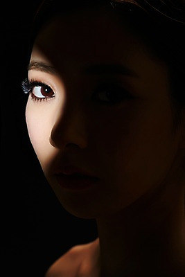 포토 JPG 스튜디오촬영 우먼라이프 라이프스타일 여자 모션 실내 그림자 한명 사람 동양인 상반신 20대 성인 신체부위 화장 뷰티 한국인 안구 의료성형뷰티 청년만 청년여자만 청년여자한명만 성인여자한명만 국내포토 1 인종 청년 내부 생활 여자만 여자한명만 성인여자만 성인만 파일형식