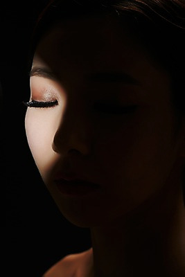 포토 JPG 스튜디오촬영 우먼라이프 라이프스타일 여자 모션 실내 그림자 한명 사람 동양인 근접촬영 상반신 20대 성인 앞모습 화장 뷰티 눈감음 한국인 안구 의료성형뷰티 청년만 청년여자만 청년여자한명만 성인여자한명만 국내포토 1 뷰포인트 인종 청년 내부 생활 신체부위 여자만 여자한명만 성인여자만 성인만 파일형식