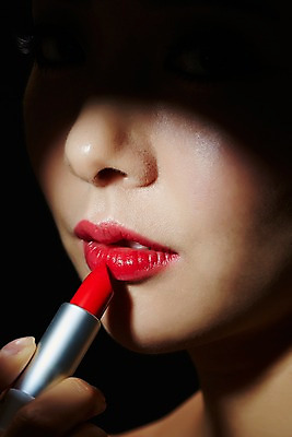 포토 JPG 스튜디오촬영 우먼라이프 라이프스타일 여자 모션 실내 그림자 한명 들기 사람 동양인 근접촬영 상반신 20대 성인 신체부위 화장 뷰티 한국인 립스틱 입술 바르기 의료성형뷰티 청년만 청년여자만 청년여자한명만 성인여자한명만 국내포토 1 뷰포인트 인종 청년 내부 생활 화장품 여자만 여자한명만 성인여자만 성인만 파일형식