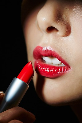 포토 JPG 스튜디오촬영 우먼라이프 라이프스타일 여자 모션 실내 그림자 한명 들기 사람 동양인 근접촬영 상반신 20대 성인 앞모습 신체부위 화장 뷰티 한국인 립스틱 입술 바르기 의료성형뷰티 청년만 청년여자만 청년여자한명만 성인여자한명만 국내포토 1 뷰포인트 인종 청년 내부 생활 화장품 여자만 여자한명만 성인여자만 성인만 파일형식