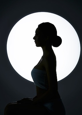 포토 JPG 스튜디오촬영 우먼라이프 라이프스타일 여자 모션 조명 실내 한명 사람 앉기 상반신 20대 성인 옆모습 뷰티 역광 의료성형뷰티 청년만 청년여자만 청년여자한명만 성인여자한명만 국내포토 1 뷰포인트 청년 내부 생활 여자만 여자한명만 성인여자만 성인만 파일형식