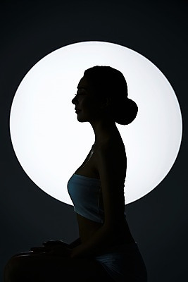 포토 JPG 스튜디오촬영 우먼라이프 라이프스타일 여자 모션 조명 실내 한명 사람 앉기 상반신 20대 성인 옆모습 뷰티 역광 의료성형뷰티 청년만 청년여자만 청년여자한명만 성인여자한명만 국내포토 1 뷰포인트 청년 내부 생활 여자만 여자한명만 성인여자만 성인만 파일형식