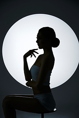 포토 JPG 스튜디오촬영 우먼라이프 라이프스타일 여자 의자 모션 조명 실내 한명 사람 앉기 손짓 상반신 20대 성인 옆모습 뷰티 역광 의료성형뷰티 청년만 청년여자만 청년여자한명만 성인여자한명만 국내포토 1 뷰포인트 가구 청년 내부 생활 여자만 여자한명만 성인여자만 성인만 파일형식