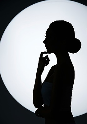 포토 JPG 스튜디오촬영 우먼라이프 라이프스타일 여자 모션 조명 실내 한명 사람 앉기 손짓 상반신 20대 성인 옆모습 뷰티 역광 의료성형뷰티 청년만 청년여자만 청년여자한명만 성인여자한명만 국내포토 1 뷰포인트 청년 내부 생활 여자만 여자한명만 성인여자만 성인만 파일형식