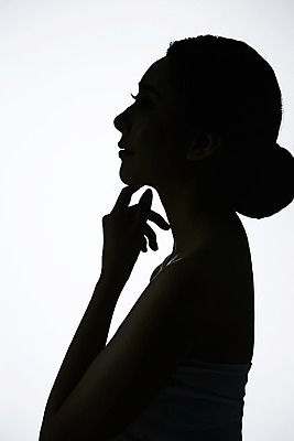 포토 JPG 스튜디오촬영 우먼라이프 라이프스타일 여자 모션 조명 실내 그림자 한명 사람 앉기 손짓 상반신 20대 성인 옆모습 뷰티 역광 의료성형뷰티 청년만 청년여자만 청년여자한명만 성인여자한명만 국내포토 1 뷰포인트 청년 내부 생활 여자만 여자한명만 성인여자만 성인만 파일형식