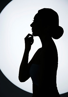 포토 JPG 스튜디오촬영 우먼라이프 라이프스타일 여자 모션 조명 실내 한명 사람 앉기 손짓 상반신 20대 성인 옆모습 뷰티 역광 의료성형뷰티 청년만 청년여자만 청년여자한명만 성인여자한명만 국내포토 1 뷰포인트 청년 내부 생활 여자만 여자한명만 성인여자만 성인만 파일형식