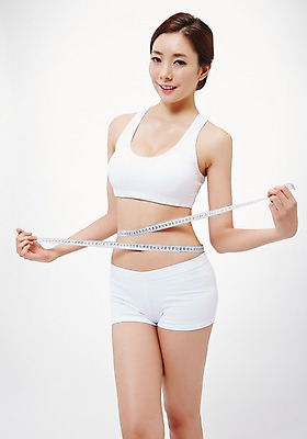 포토 JPG 스튜디오촬영 우먼라이프 라이프스타일 여자 다이어트 모션 실내 줄자 한명 서기 미소 들기 사람 동양인 상반신 20대 성인 앞모습 뷰티 한국인 둘레 허리 측정 의료성형뷰티 청년만 청년여자만 청년여자한명만 성인여자한명만 국내포토 1 뷰포인트 표정 자 건강 인종 청년 내부 생활 신체부위 여자만 여자한명만 성인여자만 성인만 파일형식