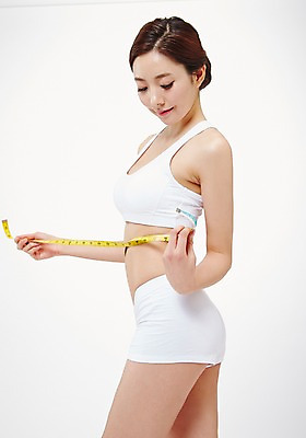 포토 JPG 스튜디오촬영 우먼라이프 라이프스타일 응시 여자 다이어트 모션 실내 줄자 한명 서기 들기 사람 동양인 상반신 20대 성인 옆모습 뷰티 한국인 둘레 허리 측정 의료성형뷰티 청년만 청년여자만 청년여자한명만 성인여자한명만 국내포토 1 시선 뷰포인트 자 건강 인종 청년 내부 생활 신체부위 여자만 여자한명만 성인여자만 성인만 파일형식